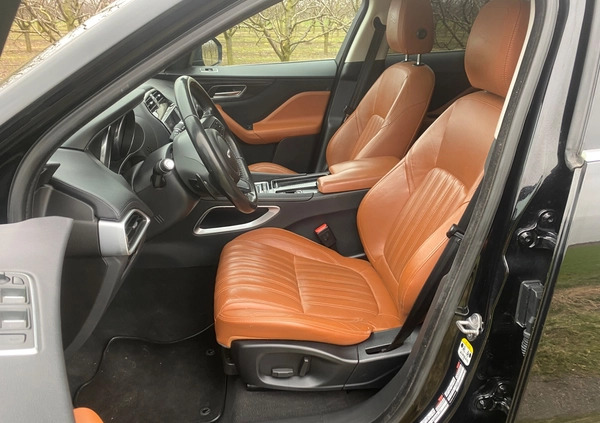 Jaguar F-Pace cena 79999 przebieg: 186000, rok produkcji 2016 z Staszów małe 704